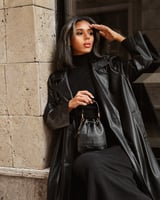 شنطة نسائية بتصميم ملفت بلون أسود