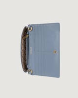 شنطة نسائية كلاسيك بلون أزرق فاتح.