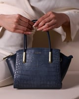 شنطة مزايا النسائية باللون الأزرق