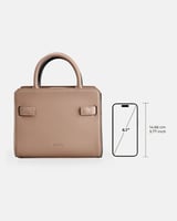 شنطة بمقاس واسع باللون البيج.