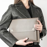 شنطة نسائية عملية واسعة بلون رمادي