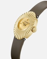 ساعة نسائية بسير جلد بلون بني.