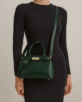 شنطة نسائية من الجلد الفاخر بلون أخضر