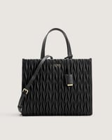 شنطة نسائية بلون أسود بمقاس يناسب اطلالة كل يوم