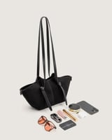 شنطة لفتة النسائية من المخمل بلون أسود