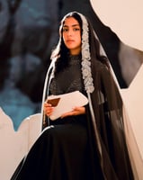 شنطة نسائية متوسطة الحجم بلون بيج.