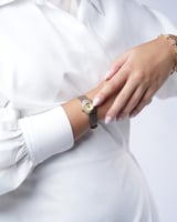 ساعة نسائية بسير جلد بلون بني.