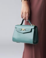 شنطة سُمو النسائية متوسطة الحجم بلون أخضر.