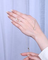 طقم من ساعة بلون ذهبي وطقم زركون