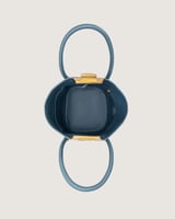 شنطة بلون أزرق بحجم صغير لكل الأوقات.