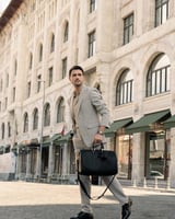 شنطة للجنسين بتصميم أنيق بلون أسود