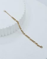 طقم نسائي أنيق لكل سيدة تهتم بأناقتها بلون ذهبي وف...