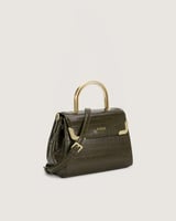 شنطة نسائية متوسطة الحجم بلون أخضر.