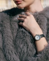 ساعة نسائية بسير من الجلد بلون أسود