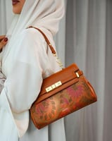 شنطة نسائية بلمسة من الفن بلون بني