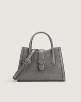 شنطة تناسب اطلالتك اليومية بلون رمادي