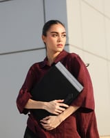 شنطة بحجم كبير لاطلالة عملية بلون أسود