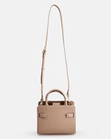 شنطة بمقاس واسع باللون البيج.