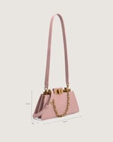 شنطة نسائية بتصميم عصري بلون وردي.