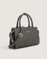 شنطة نسائية من الجلد باللون الرمادي