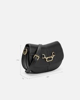 شنطة بتصميمها الأنيق بلون أسود