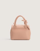 شنطة نسائية متوسطة الحجم بلون وردي.