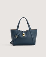 شنطة نسائية بحجم متوسط بلون أزرق