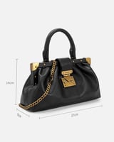 شنطة نسائية مميزة بلون أسود.