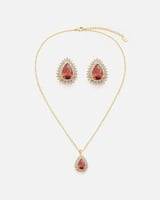 طقم نسائي فاخر بلون ذهبي