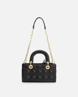 شنطة نسائية بتصميم هندسي بلون أسود