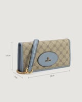 شنطة نسائية كلاسيك بلون أزرق فاتح.