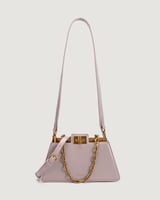 شنطة نسائية بتصميم عصري بلون أرجواني.