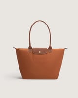 شنطة نسائية بمقاس كبير بلون بني