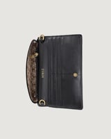 شنطة نسائية كلاسيك بلون أسود.