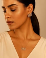 طقم نسائي بتصميم جذاب بلون ذهبي