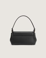 شنطة بلون أسود لكل سيدة تعرف ان التميز أناقة.