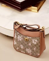 ‎ شنطة نسائية بتصميم أنيق بلون بني