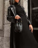 شنطة نسائية بتصميم ملفت بلون أسود