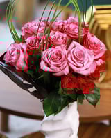 مزهرية ورد جميله من الجوري والبيبي روز