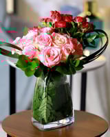 مزهرية ورد أنيقة من ورد الجوري والبيبي روز