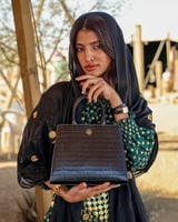 ‎ شنطة نسائية كلاسيك بلون أسود