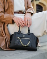 شنطة نسائية أنيقة بلون أسود