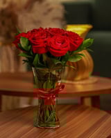 مزهرية ورد أنيقة من ورد الجوري الأحمر