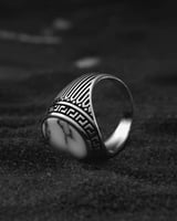 خاتم فضة رجالي كلاسيك بحجر بلون رخامي