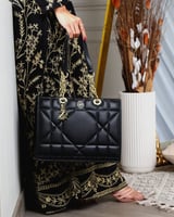 ‎ شنطة نسائية من الجلد باللون الأسود