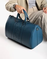 شنطة للجنسين بتصميم أنيق بلون أزرق