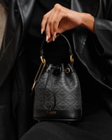 شنطة نسائية بتصميم ملفت بلون أسود