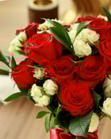 مزهرية ورد جميله من الجوري والبيبي روز