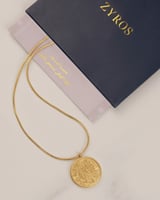 ساعة نسائية وسلسال بتصميم يترجم الأصالة بلون ذهبي