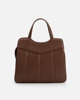 شنطة صَدف النسائية جلد بلون بني.